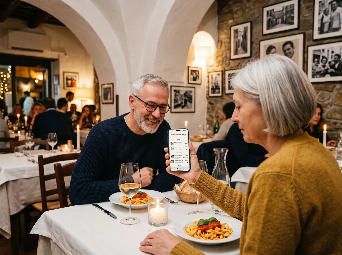 Una coppia al ristorante guarda il menù sul telefono: si vedono i piatti con la foto, i prezzi e gli allergeni